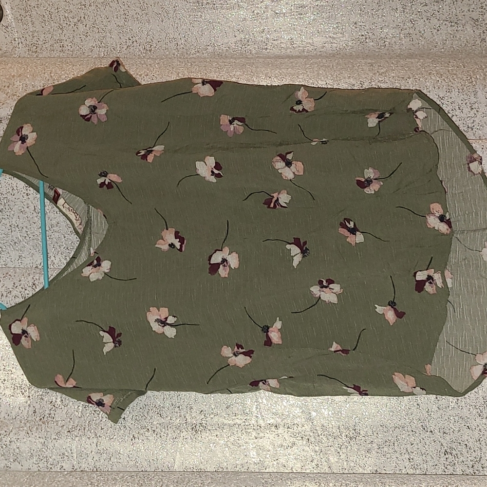 Green V-neck Top - Size L